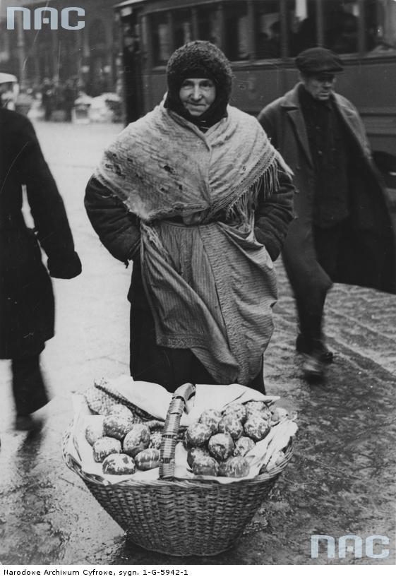 Uliczny handel pączkami. 1934 rok. Fot. Narodowe Archiwum Cyfrowe