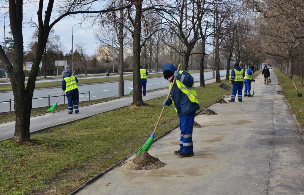 Oczyszczanie chodników przy ul. Sobieskiego. Fot. ZOM