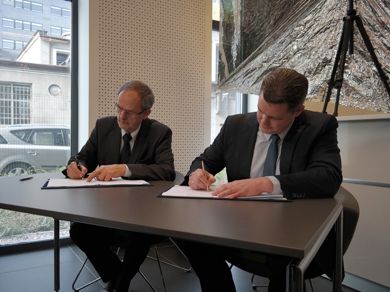 Prof. Krzysztof Badyda i Abe Bonnema podpisują kontrakt na wyniesienie PW-Sata2 na orbitę, fot. BPI