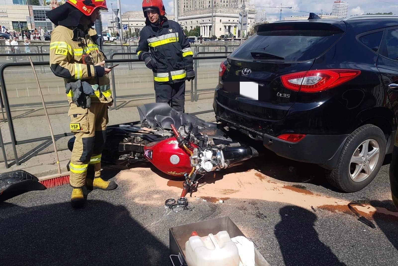 Poważny wypadek w centrum Zderzyły się dwa auta i motocykl Warszawa