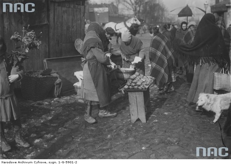 Handel pączkami na Karcelaku w 1927. Fot. Narodowe Archiwum Cyfrowe