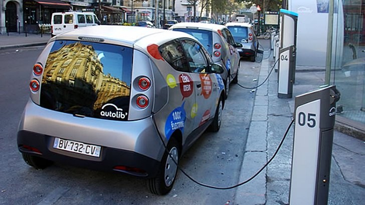 Wypożyczalnia Autolib we Francji. Fot. autoevolution