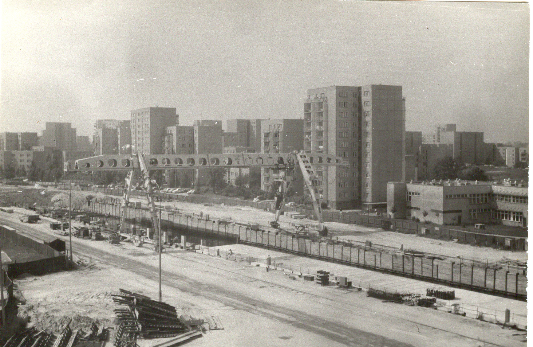 Metro na Ursynowie. Ulica Wiolinowa. Budowa z pomocą wielkiego radzieckiego dźwigu. Fot. Wikipedia
