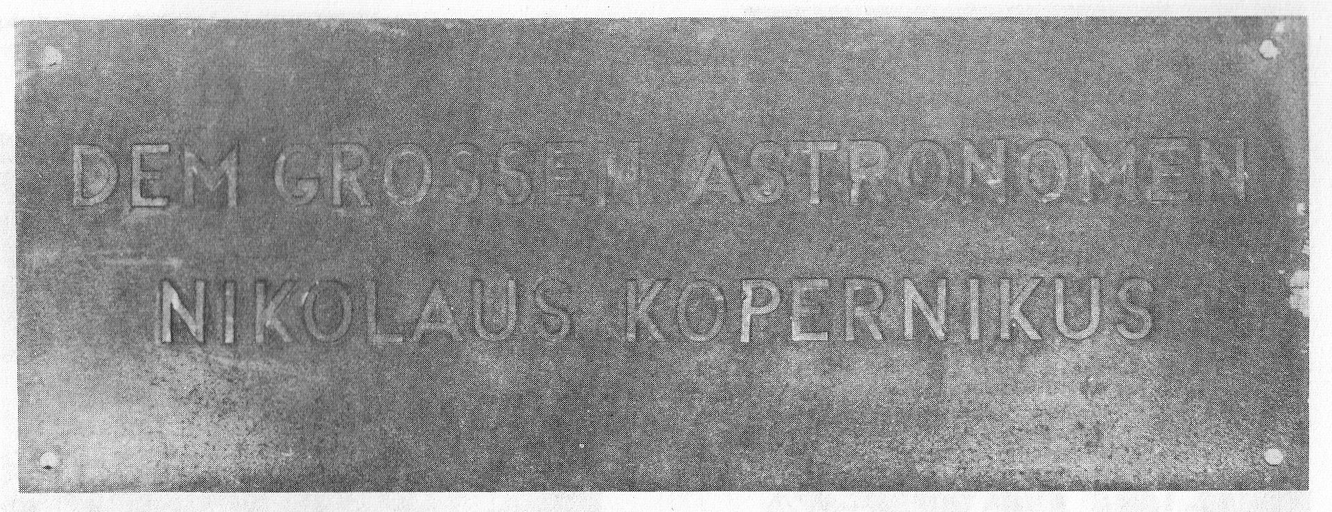 Tablica "DEM GROSSEN ASTRONOMEN NIKOLAUS KOPERNIKUS" umieszczona na rozkaz Niemców w 1942 roku
