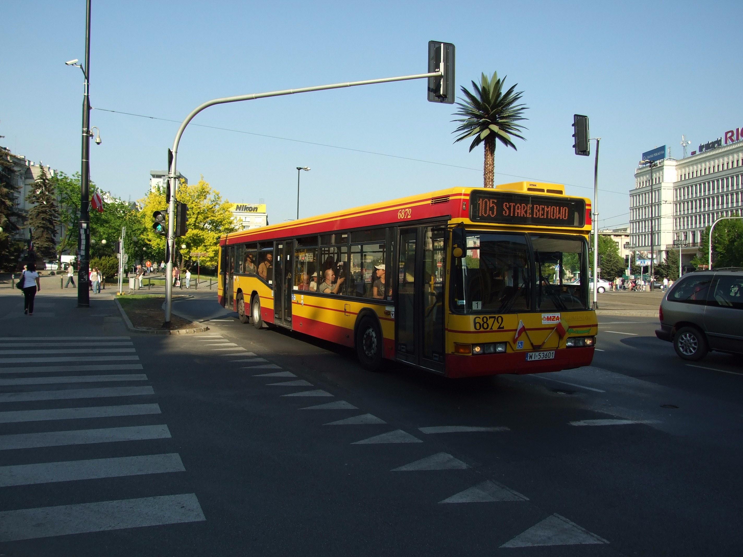Varšava,_Śródmieście,_náměstí_de_Gaulla,_autobus