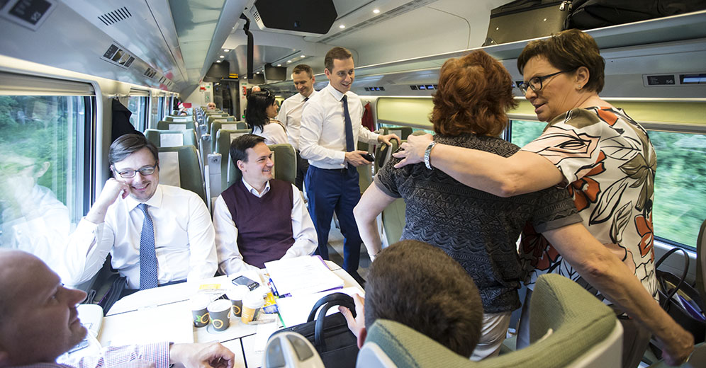 Spotkanie Premier Ewy Kopacz z wyborcami w pociągu. Fot. flickr.com/photos/kancelariapremiera