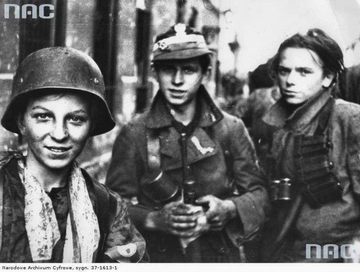 Młodzi Powstańcy. Fot. Narodowe Archiwum Cyfrowe
