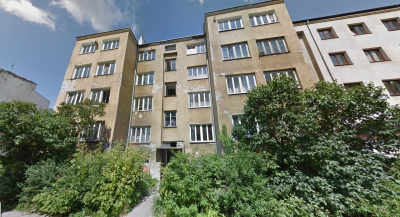 Budynek przy Kawęczyńskiej 67 jeszcze przed zawaleniem jednej ze ścian. Fot. Google Street View
