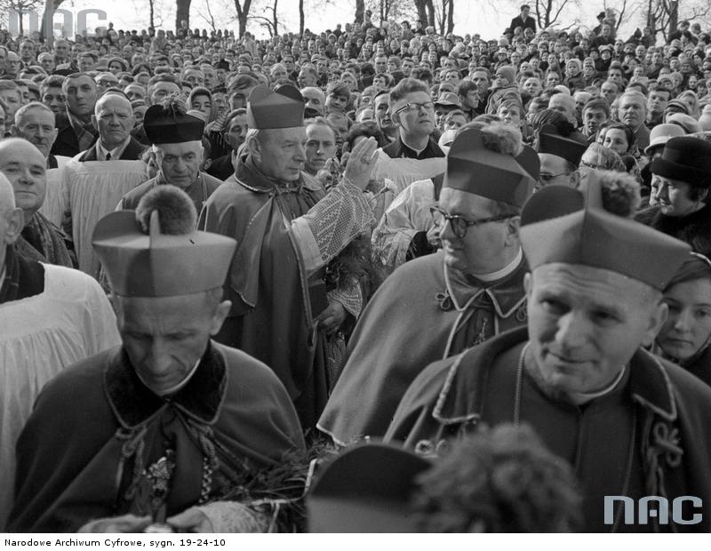 Prymas Polski ks. kard. Stefan Wyszyński błogosławi wiernych zebranych na uroczystościach milenijnych. Widoczni m.in.: metropolita krakowski ks. arcybiskup Karol Wojtyła (z prawej na pierwszy planie), metropolita poznański ks. arcybiskup Antoni Baraniak (z lewej na pierwszy planie), sekretarz ks. kard. St. Wyszynskiego ks. infułat Władysław Padacz (z lewej za prymasem). Fot. Narodowe Archiwum Cyfrowe