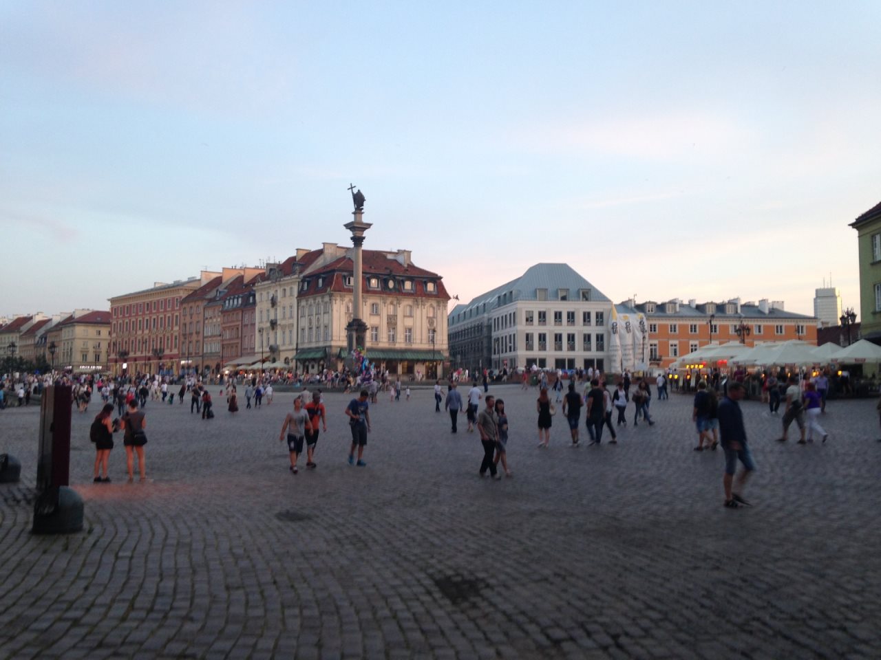Starówka i kontrowersyjny budynek. Fot. Warszawa w Pigułce