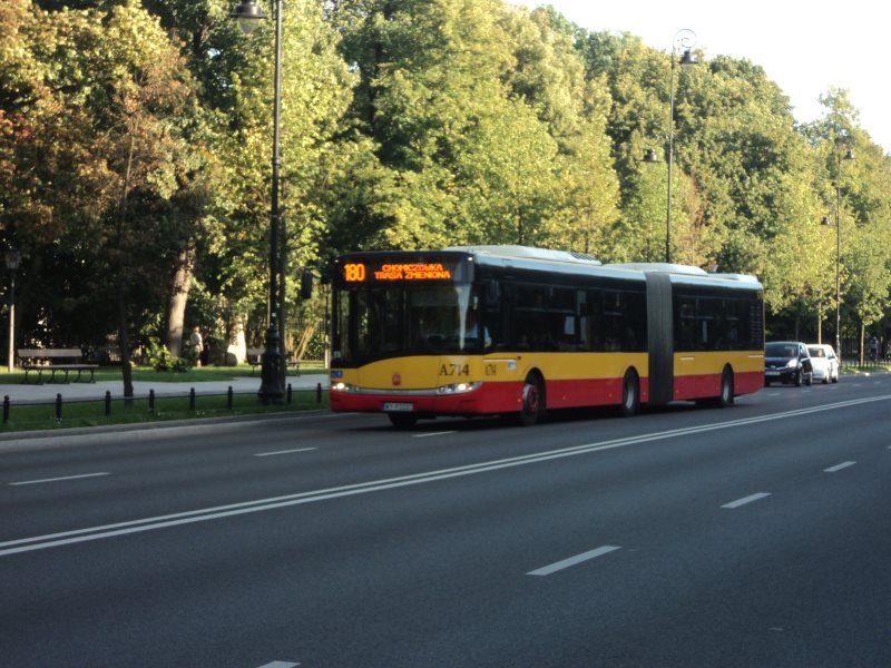 Autobus linii 180. Fot. Warszawikia