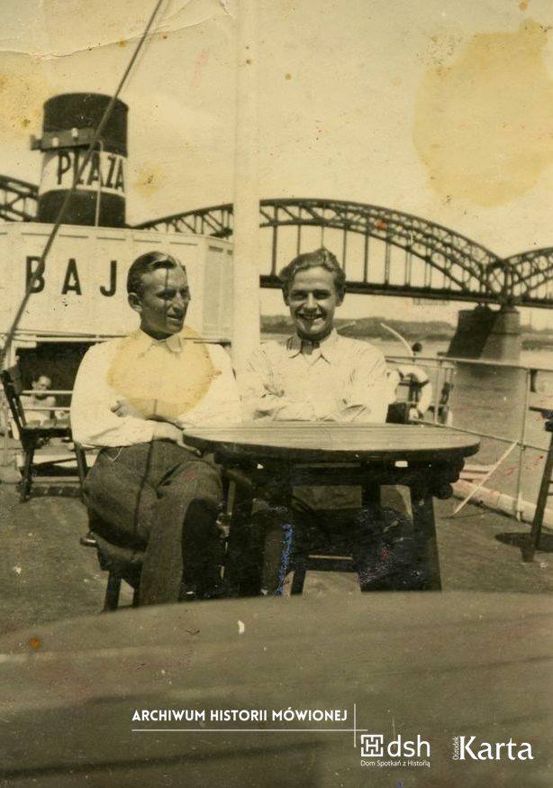 Henryk Matulko (z lewej) na statku wycieczkowym „Bajka”. Warszawa, 1942  Fot. zbiory Henryka Matulki/AHM 