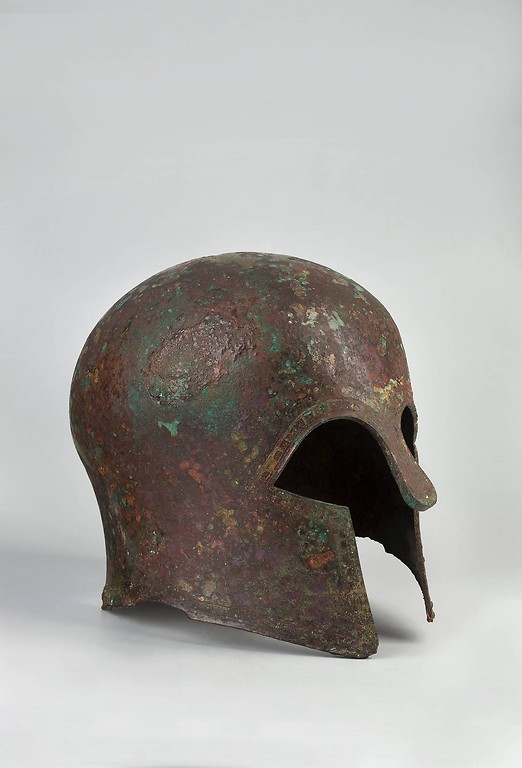 Hełm grecki hoplity typu Myros (koryncki), Grecja, VI w. p.n.e. Fot. Muzeum Narodowe w Warszawie