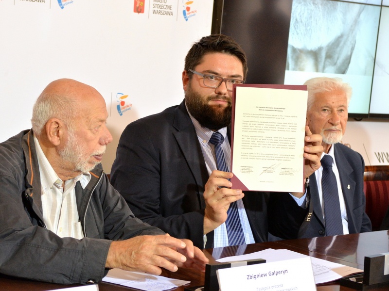 Wiceprezydent J.Jóźwiak prezentuje podpisany Apel. Fot. R. Motyl / UM Warszawa