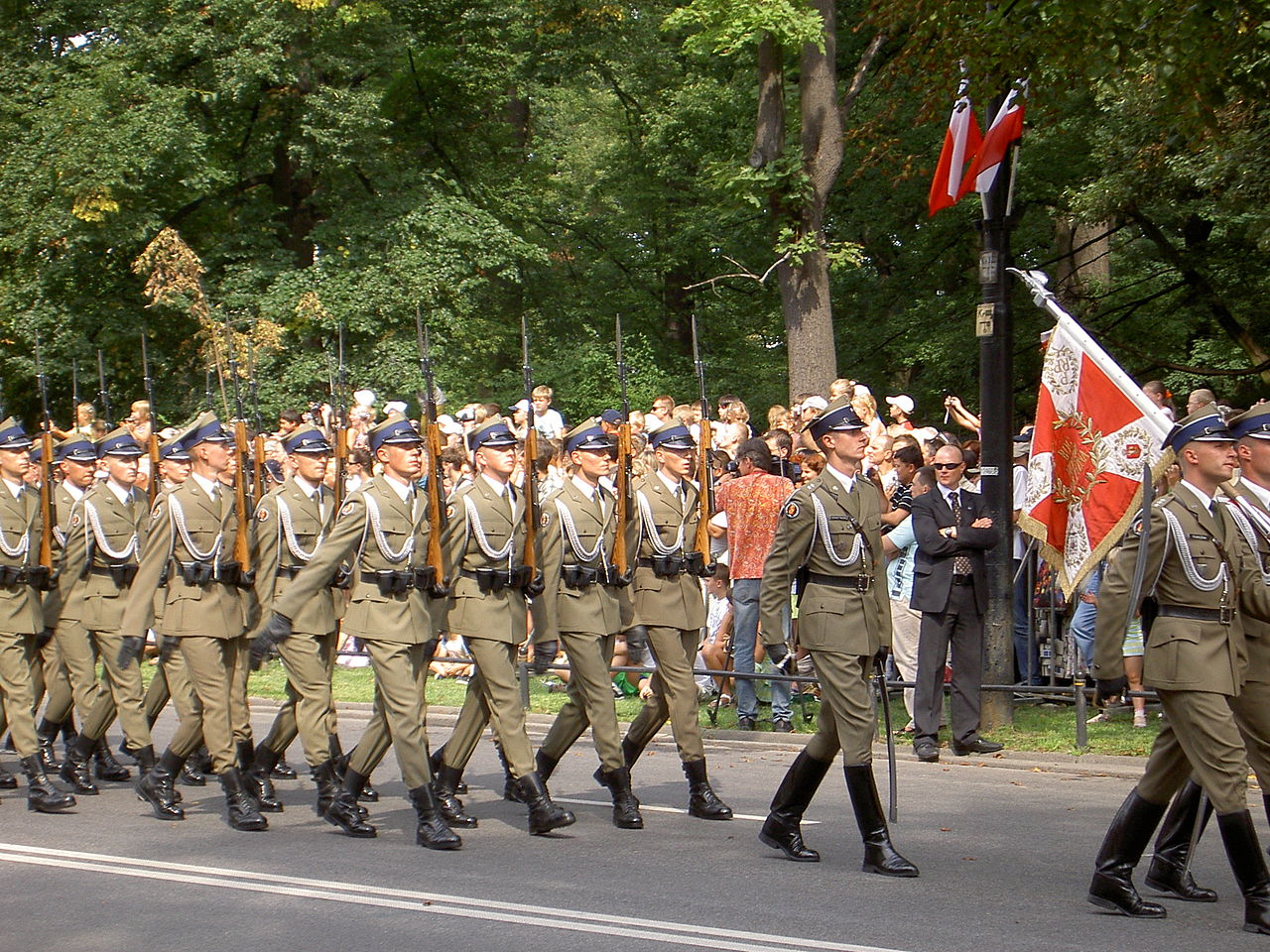 Batalion Reprezentacyjny Wojska Polskiego podczas obchodów Święta WP (15 sierpnia 2007). Fot. Raf24 / Wikipedia