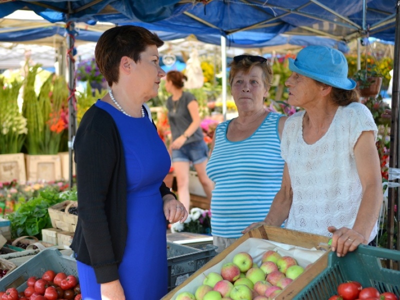 Hanna Gronkiewicz-Waltz, Prezydent m.st. Warszawy na targowisku w Falenicy. Fot. R. Motyl