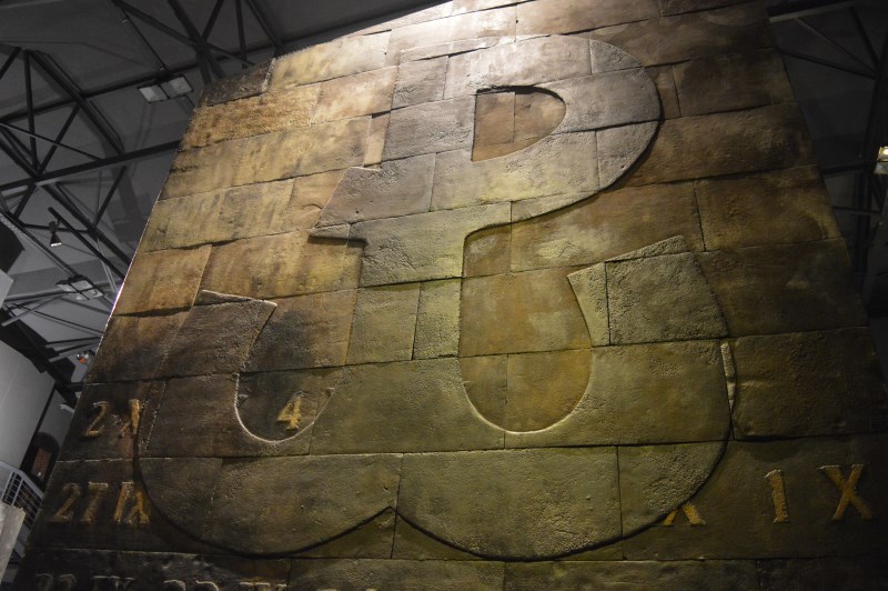 Znak Polski Walczącej, główny symbol Powstania Warszawskiego w Muzeum Powstania Warszawskiego. Fot. Warszawa w Pigułce