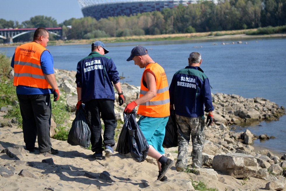 Sprzątanie Wisły idzie pełną parą. Fot. R.Motyl / UM Warszawa
