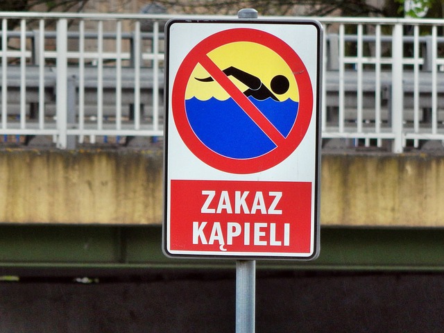 Znak informujący o zakazie kąpieli. Fot. Pixabay