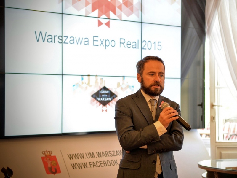 fot. Wiceprezydent M.Olszewski prezentuje warszawską ofertę. Fot. R.Motyl