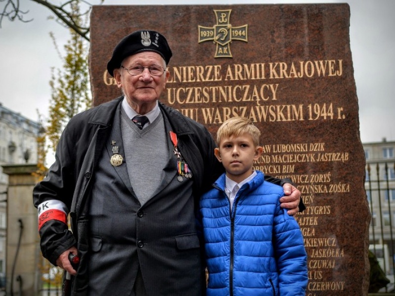 fot. Odsłonięcia pomnika dokonali Karol Stefaniak, uczestnik walk powstańczych, oraz prawnuk członka batalionu AK.Fot. R.Motyl