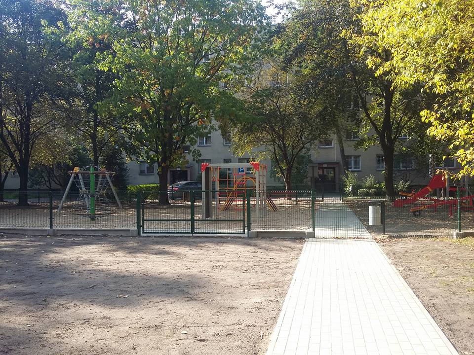 fot. Anna Gruz Pod moim blokiem-zlikwidowano 3 miejsca dla niepełnosprawnych i zamalowano białe pasy na czarne, omijając miejsca,gdzie są opony i pod samochodami :D:D:D Plus przeniesiono znak po prawej z trawy obok znaku dla niepełnosprawnych, na trawę z boku. POLSKA! Do tego potrzeba było aż 3 panów, z czego jeden w porywach do dwóch dłubało w nosie z nudów :-)