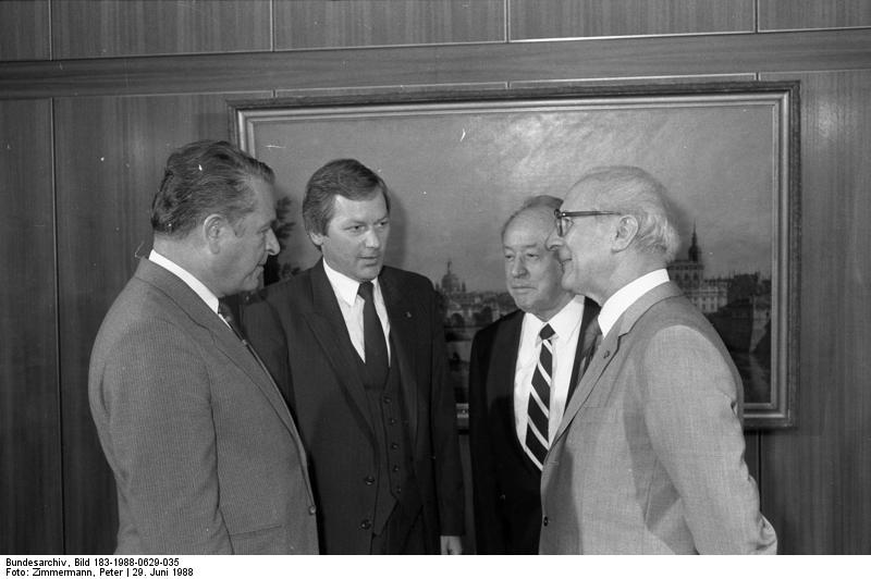 Czesław Kiszczak (pierwszy z lewej), na spotkaniu z Erichem Honeckerem. Fot. Bundesarchiv, Bild, Wikipedia