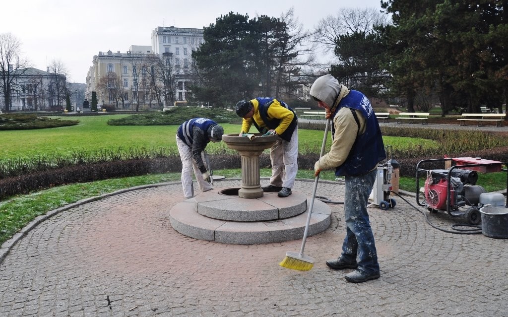 fot. ZOM Konserwacja poidełka w parku Ujazdowskim