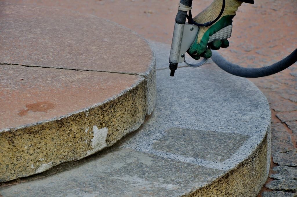 fot. ZOM Wyraźnie widać różnicę przed i po oczyszczeniu granitowej podstawy