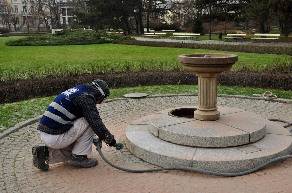 fot. ZOM Przed przystąpieniem do głównych prac źródełka zostały oczyszczone metodą piaskowania
