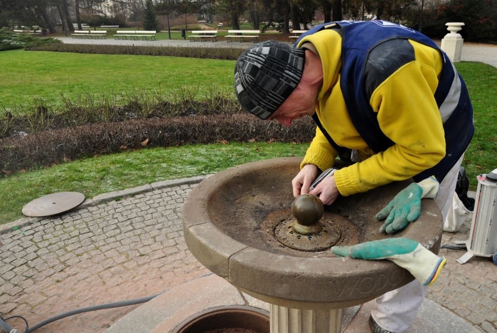 fot. ZOM Z kielicha usunięto zanieczyszczenia zatykające otwory odpływowe wody