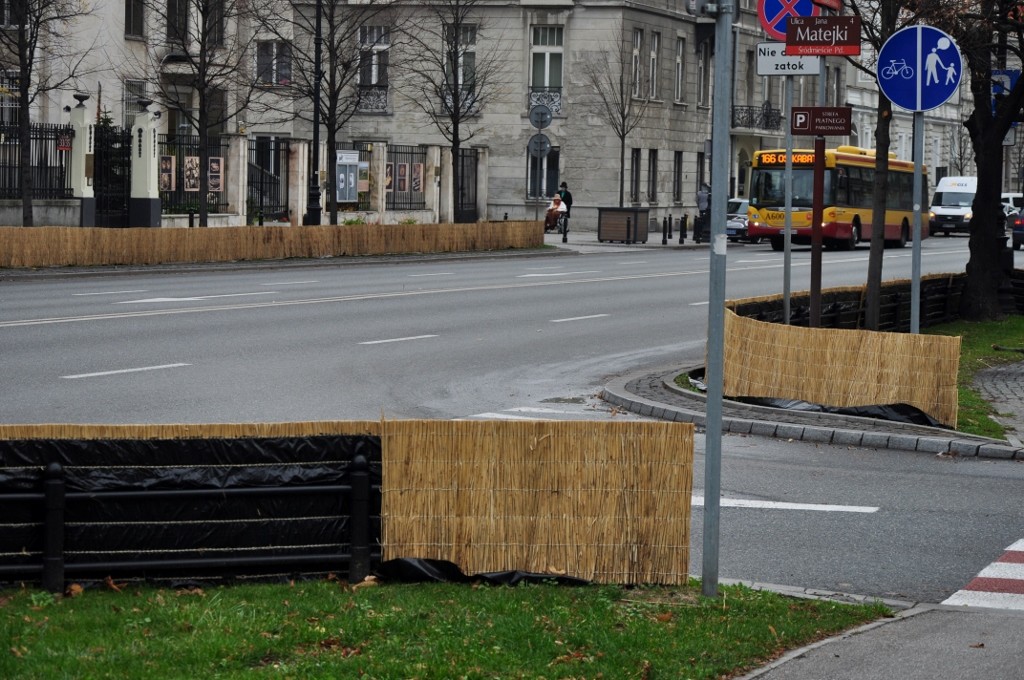 Wzdłuż Al. Ujazdowskich ustawiono ponad 2 km mat