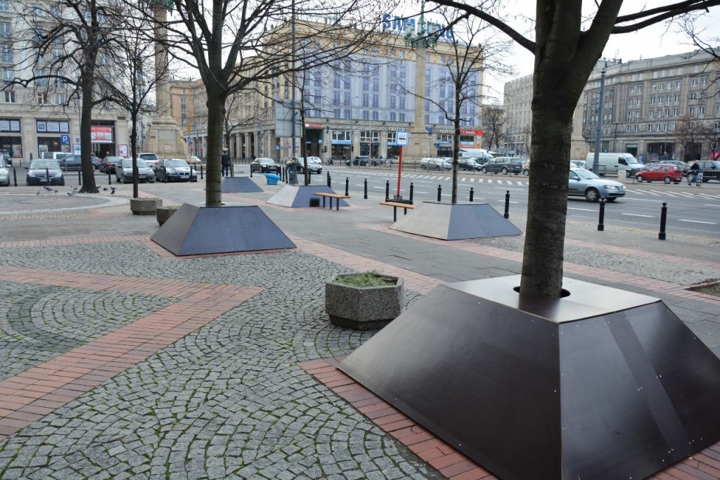 Osłony mis drzew ustawione są przy lipach na pl. Konstytucji