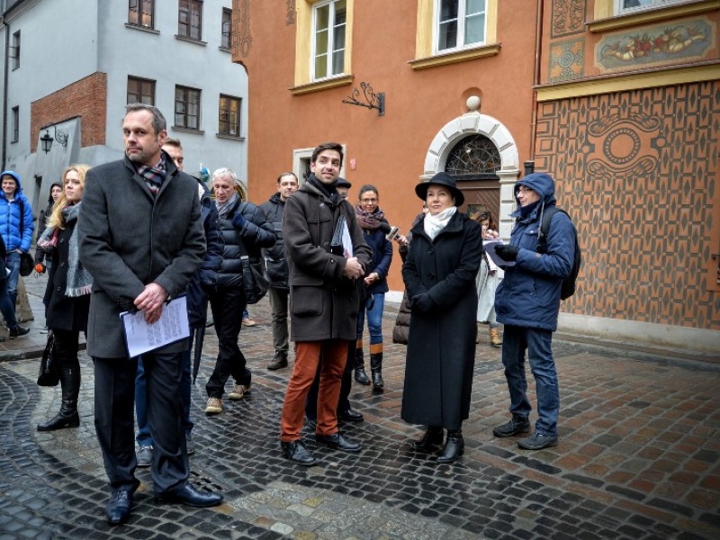 Prezydent Warszawy na tle odnowionych kamieniczek na Wąskim Dunaju. Fot. R.Motyl