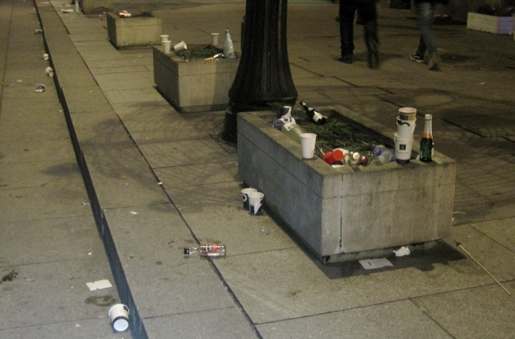 Donice na kwiaty przy Krakowskim Przedmieściu wykorzystane zostały jako… śmietniki. Fot. Zarząd Oczyszczania Miasta