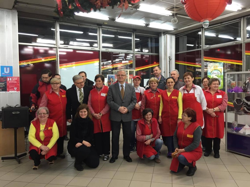 Prezes Bogusław Rózycki i załoga Universamu Grochów. Fot. Warszawa w Pigułce