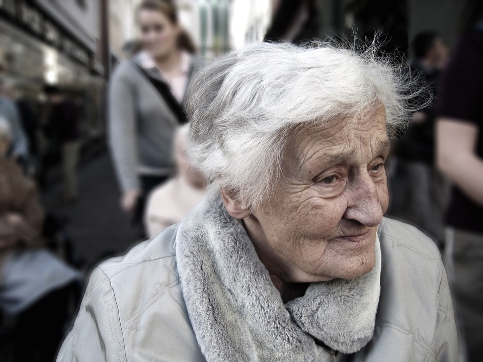 Starsza kobieta. Pixabay