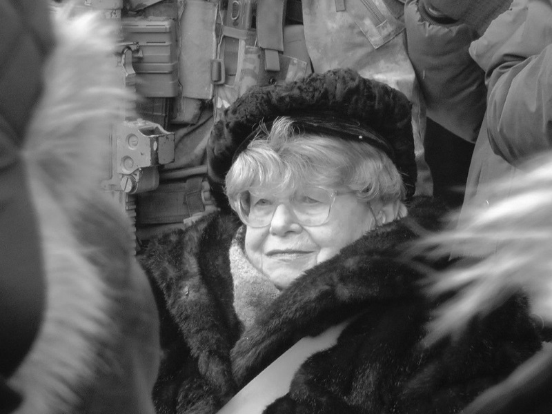 Maria Stypułkowska-Chojecka „Kama” w 70. rocznicę zamachu w czasie ceremonii pod tablicą upamiętniającą Bronisława Pietraszewicza „Lota”. Fot. Totomka /  Wikipedia