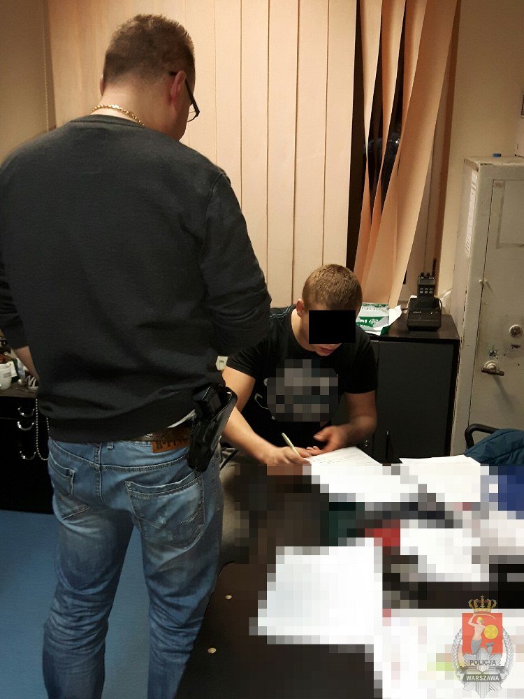 Fot. KSP/ Czynności policyjne z osoba zatrzymaną