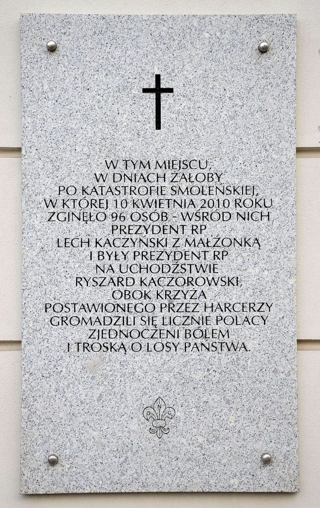 Tablica, która obecnie jest powieszona na fasadzie Pałacu Prezydenckiego. Fot. Adrian Grycuk /  Wikipedia