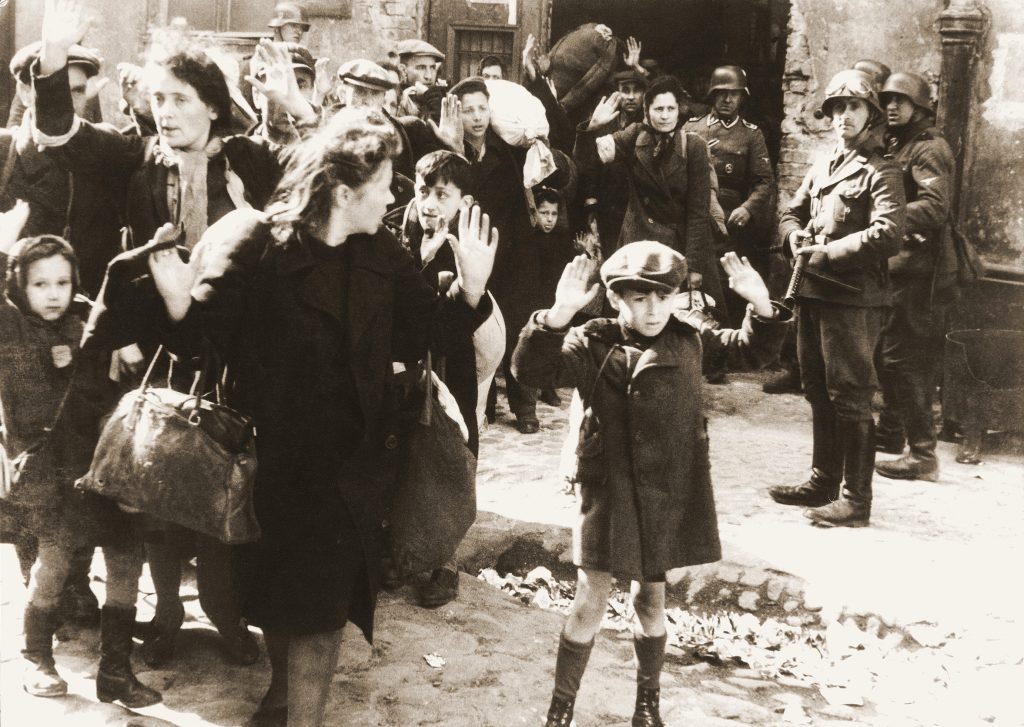 Żydowska ludność cywilna schwytana podczas tłumienia powstania. Oryginalny niemiecki podpis: „Siłą wyciągnięci z bunkrów” (fotografia z raportu Stroopa)
