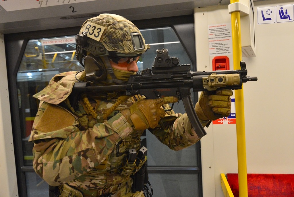 Ćwiczenie w metrze. Fot. MSWiA