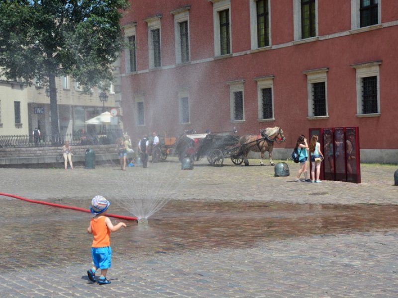 Kurtyna wodna na Placu Zamkowym. Fot. R. Motyl / UM Warszawa