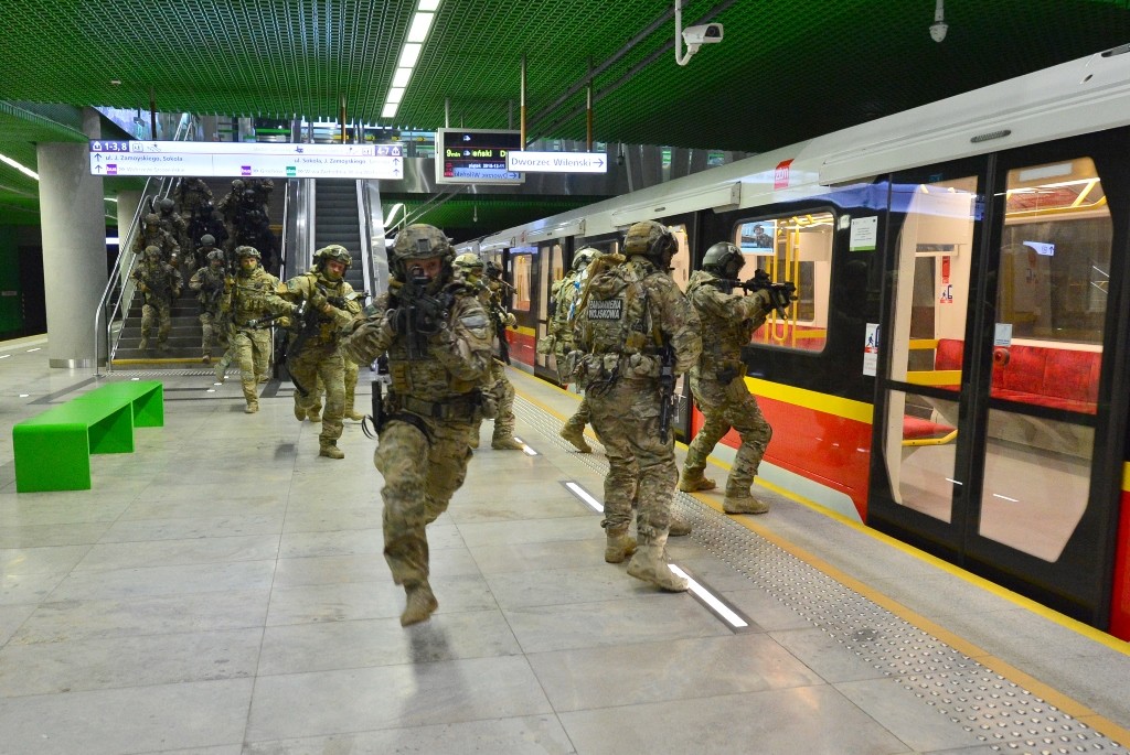 Ćwiczenia w Warszawskim metrze. Fot. MON