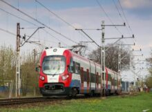 Pociąg Warszawskiej Kolei Dojazdowej jadący po torach. Fot. ZTM