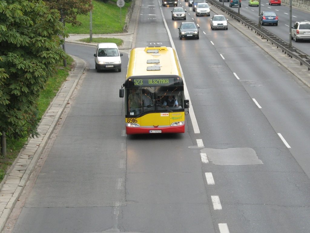 Autobus linii 523. Fot. Kakarakak / Warszawa Wikia