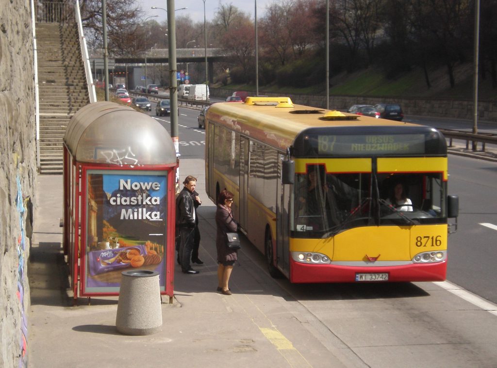 Autobus 187. Fot. Mikiapole3 / Warszawa Wikia