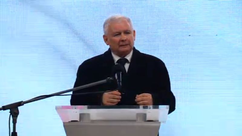 Jarosław Kaczyński podczas przemówienia na zakończenie obchodów przed Pałacem Prezydenckim. Fot. PiS / materiał wideo