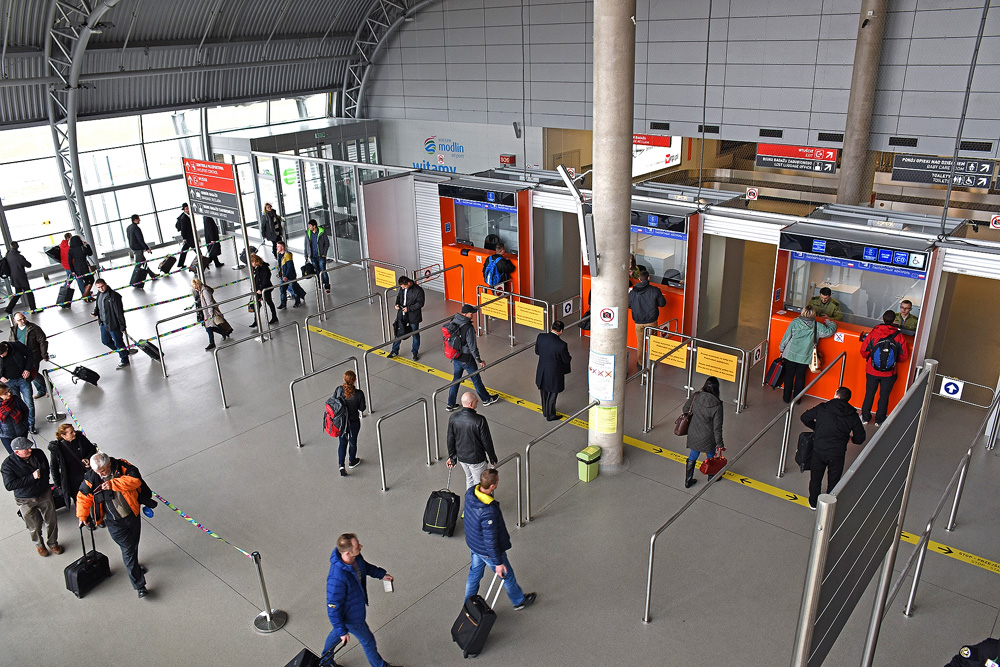 Kontrola graniczna na lotnisku Warszawa Modlin. Fot. Nadwiślański Oddział Straży Granicznej