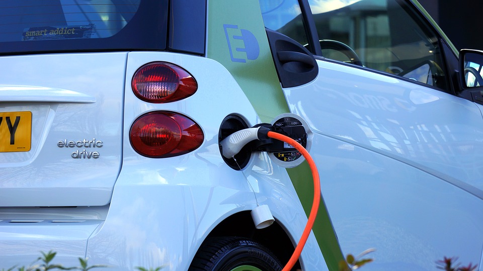 Czy auta elektryczne to ślepa uliczka? Koncerny inwestują miliardy w wodór i gaz